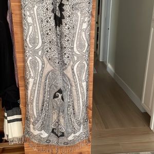 It’s SCARF Season!!!  JONES NEW YORK Black, white, beige fringed rayon  scarf.